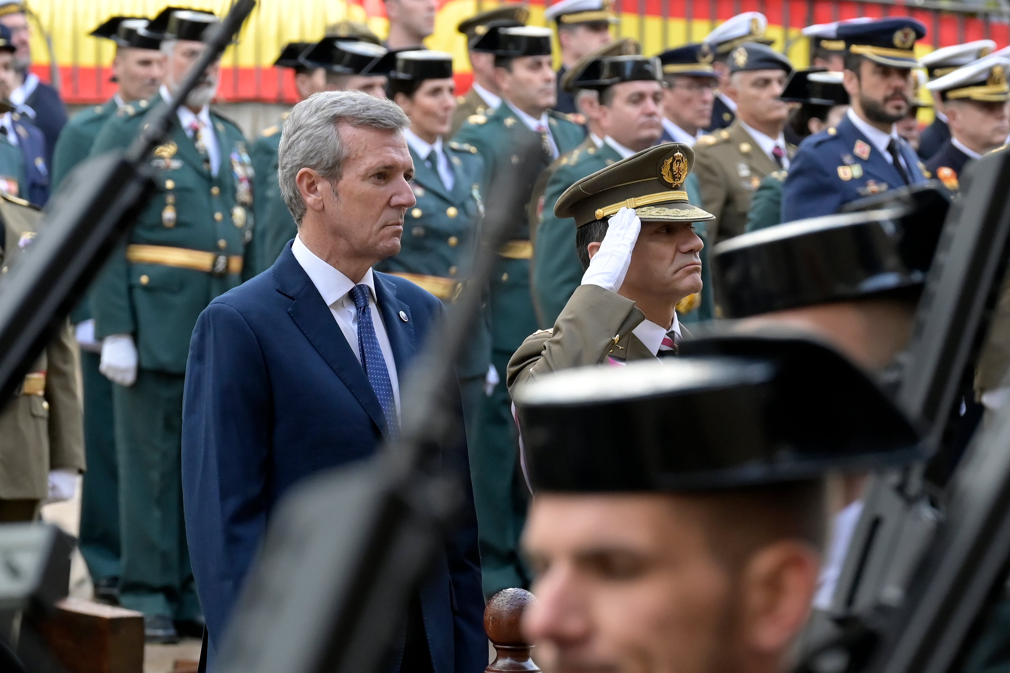 A CORUÑA, 06/01/2026.- El presidente de la Xunta de Galicia, Alfonso Rueda (i), y el general Marcial González Prada (d), representante institucional de las Fuerzas Armadas, quien ostenta la representación del rey Felipe VI, durante el acto de celebración de la Pascua Militar 2026 en A Coruña este martes. EFE/ Moncho Fuentes