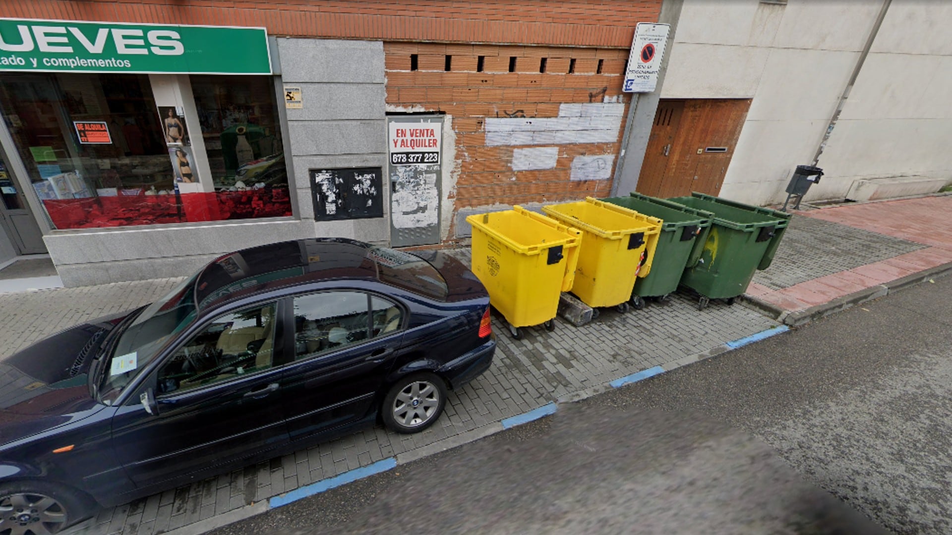 Varios cubos de basura en el centro de Ciempozuelos