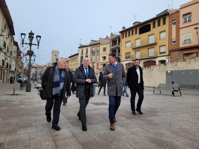 Octavio López ha realizado un paseo por Fraga acompañado del alcalde, José Ignacio Gramún, y miembros de la corporación. Foto: DGA