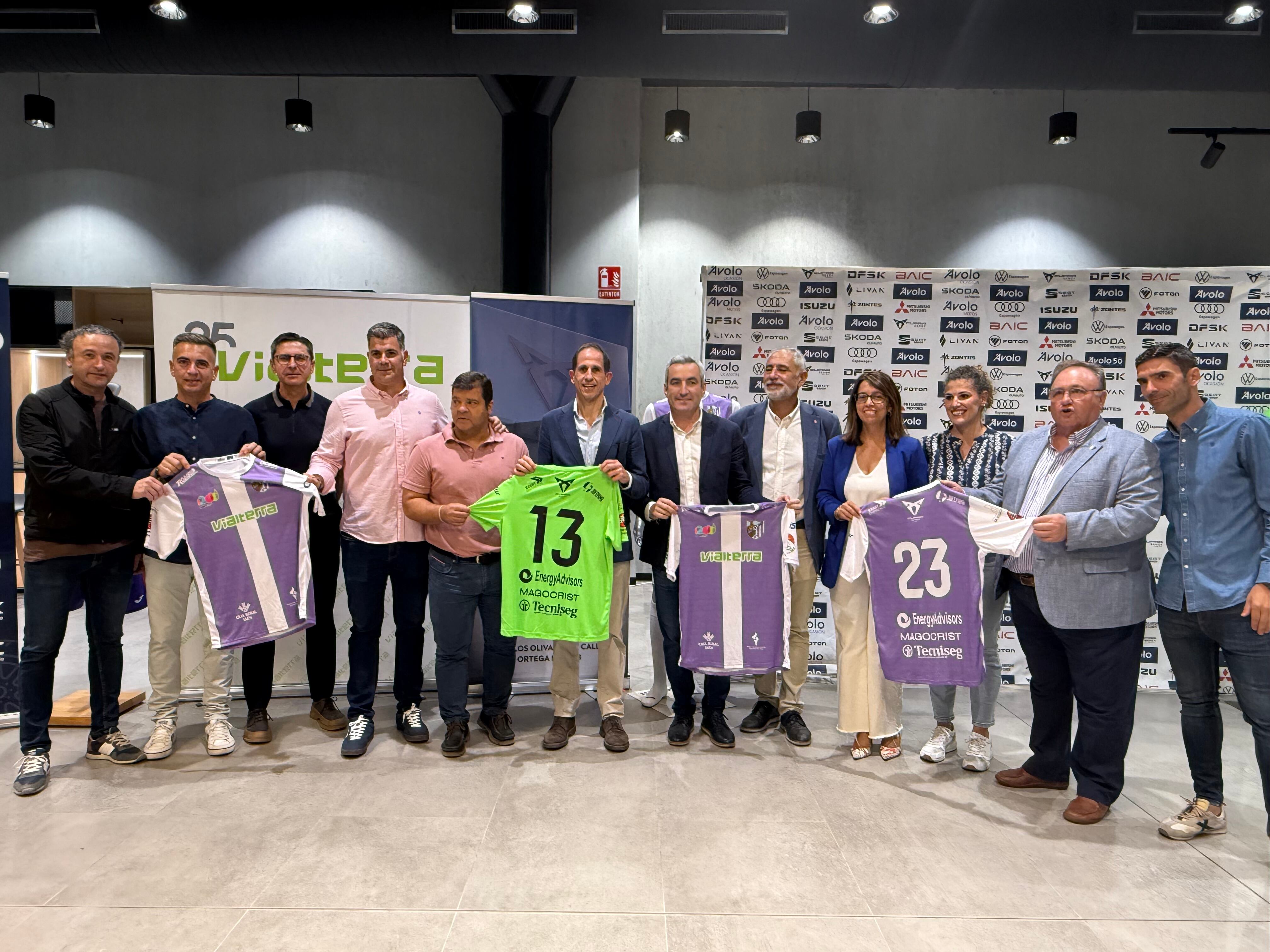 Representantes del Atlético Jaén, del grupo Ávolo y políticos en el acto de presentación.