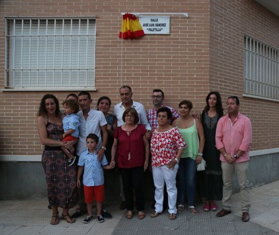 Familiares y equipo de Gobierno