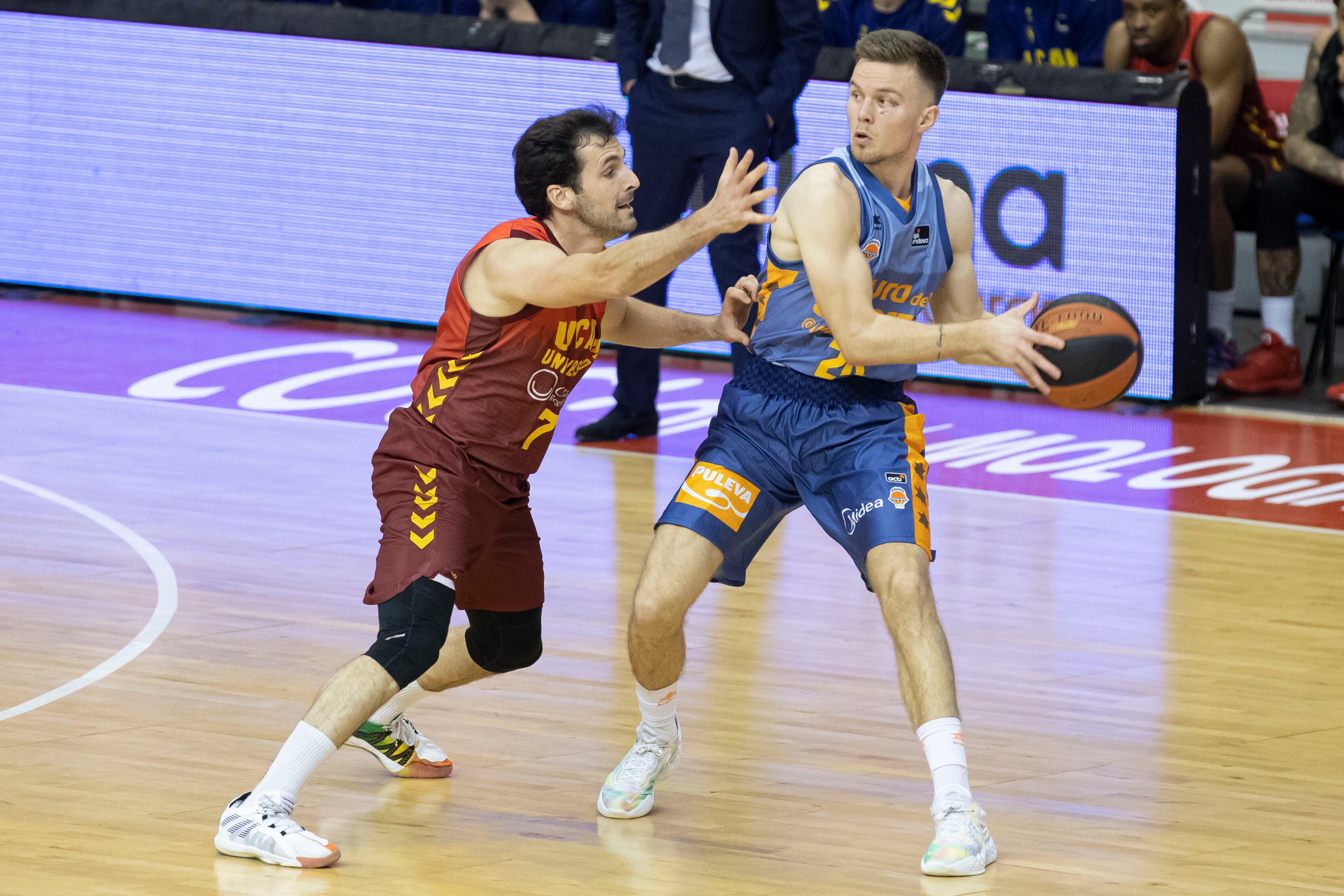 El base de islandés de Valencia Basket Martin Hermannsson controla el balón EFE/Marcial Guillén