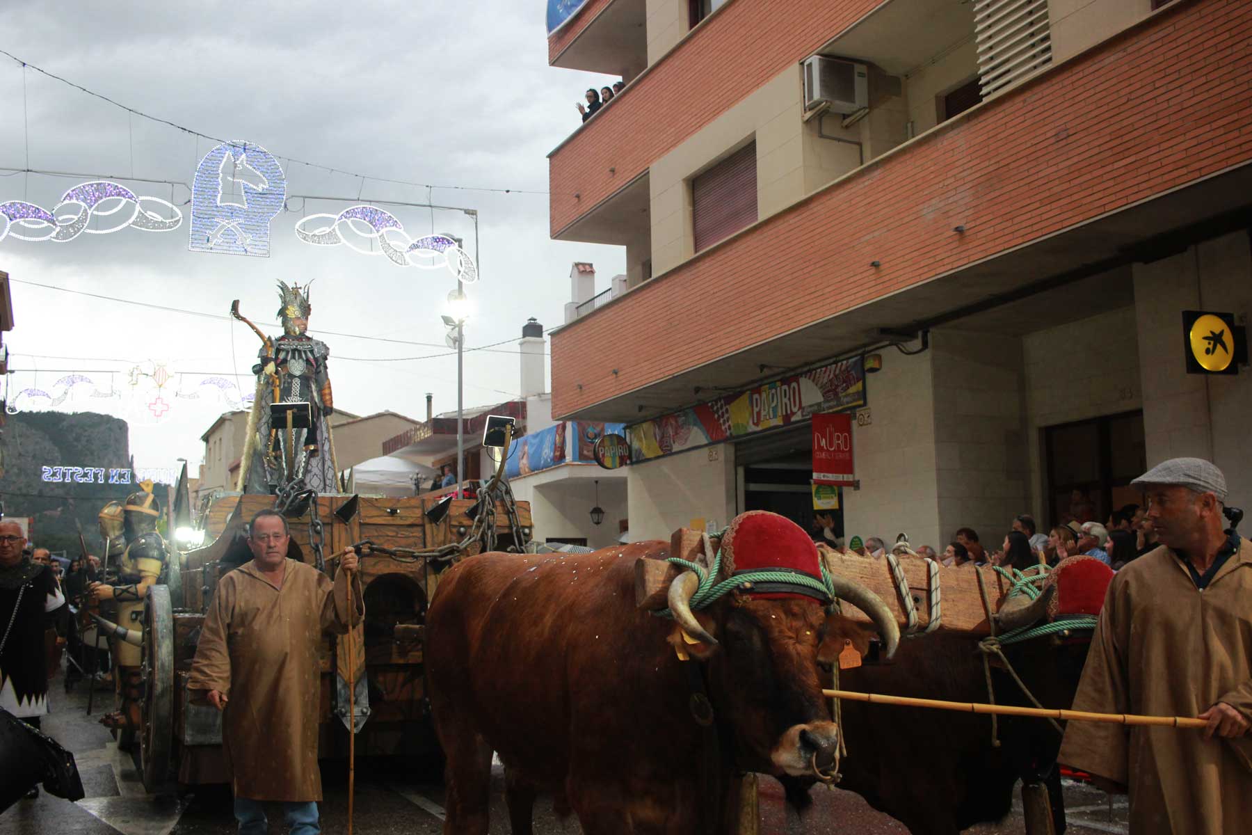 Noel Balaguer ha desfilado en una carroza tirada por dos bueyes y con el arco como arma en su mano haciendo honor a la filà a la que pertenece