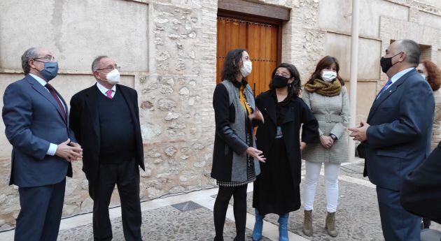 Reyes Maroto y Jose Luis Bonet y resto de autoridades locales y regionales saludando al presidente de FECIR, Carlos Marín a su llegada al Museo Manuel López Villaseñor