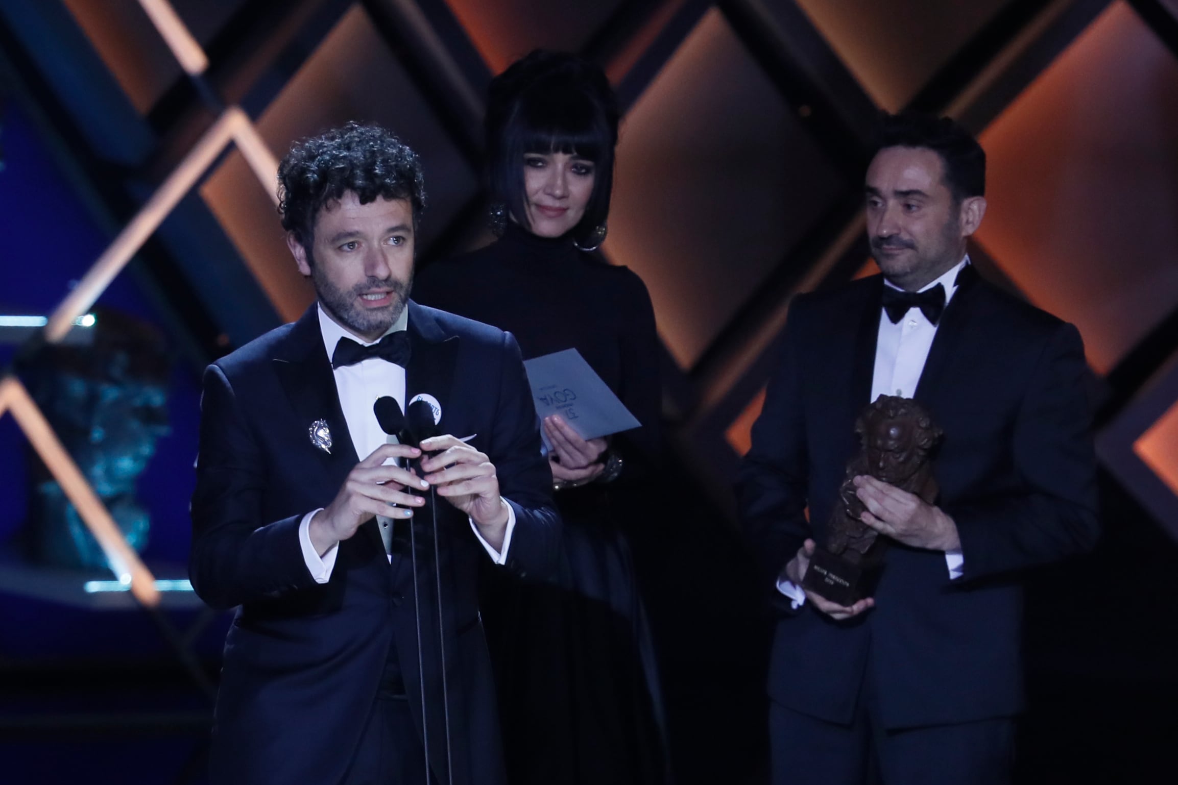 SEVILLA 11/02/2023.- El realizador Rodrigo Sorogoyen tras recibir el premio a &quot;mejor dirección&quot; por su película &quot;As Bestas&quot; durante la gala de la XXXVII edición de los Premios Goya que se celebra este sábado en el Palacio de Congresos y Exposiciones FIBES de Sevilla. EFE/Jose Manuel Vidal
