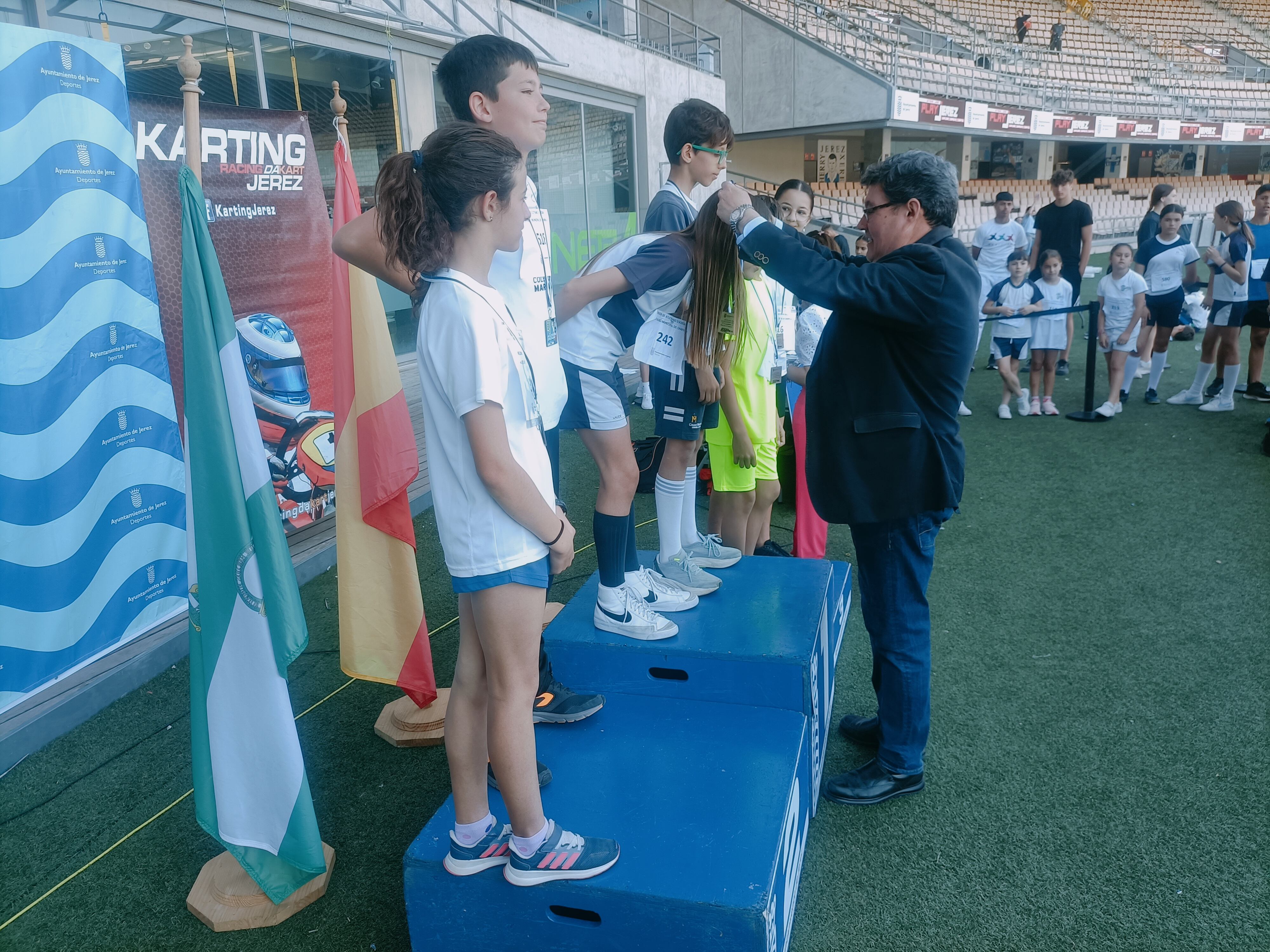 José Ángel Aparicio entregando las medallas durante la clausura