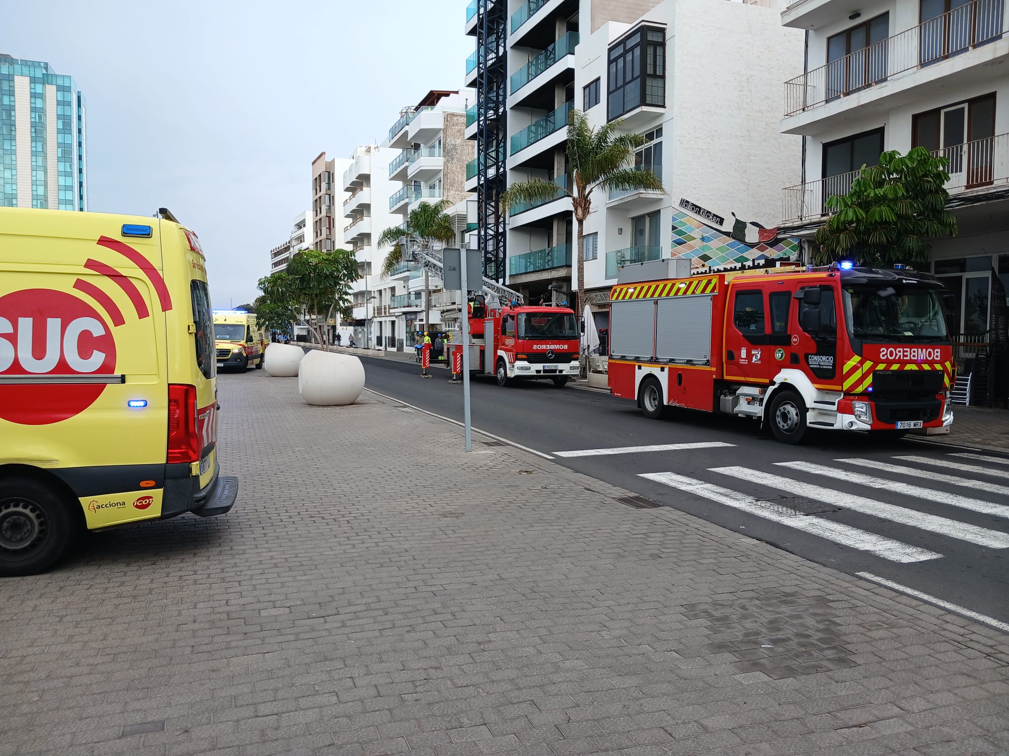 Ambulancias y bomberos en el lugar del accidente laboral.