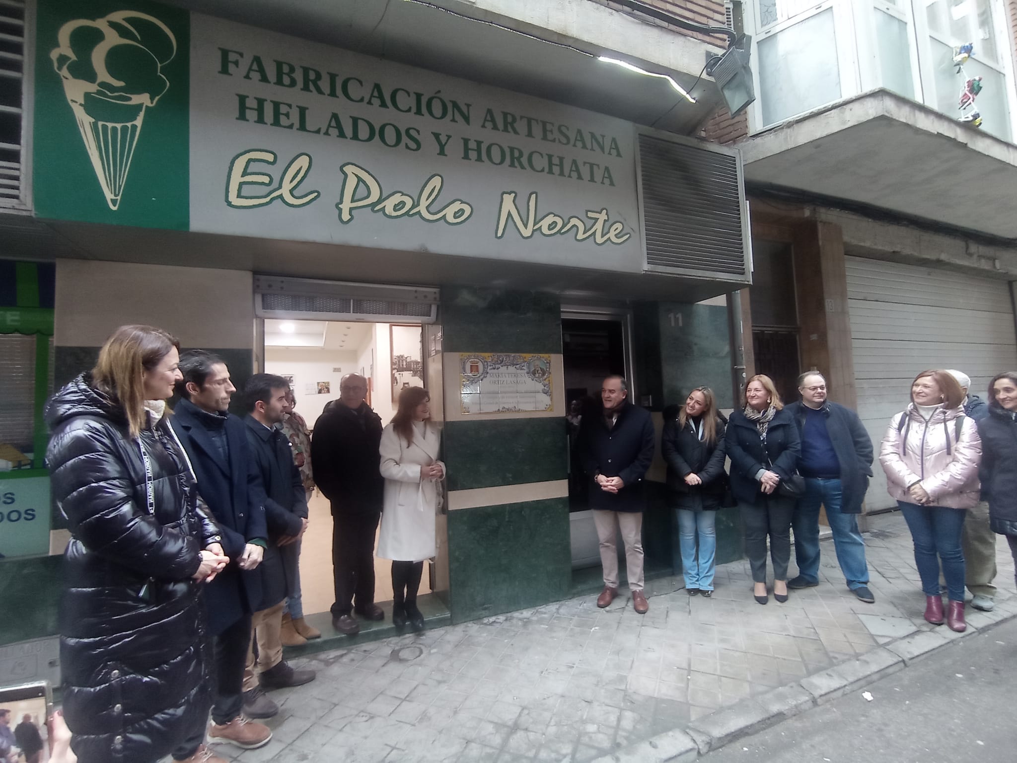 Inauguración de la placa cerámica en honor a María Teresa Ortiz en la heladería Polo Norte