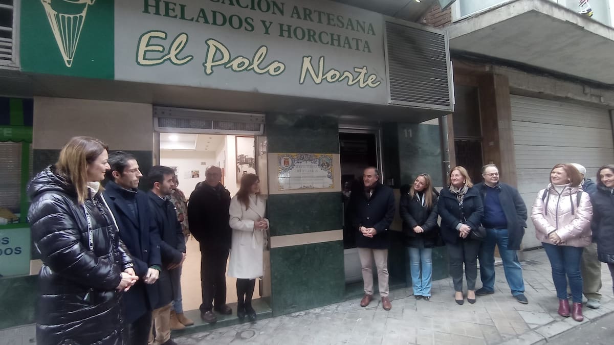 María Teresa Ortiz recibe un homenaje en forma de placa cerámica en la heladería El Polo Norte