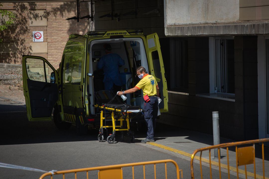 Un sanitario desinfecta una camilla de una ambulancia en el Hospital Universitario Arnau de Vilanova de Lleida, capital de la comarca del Segrià, en Lleida