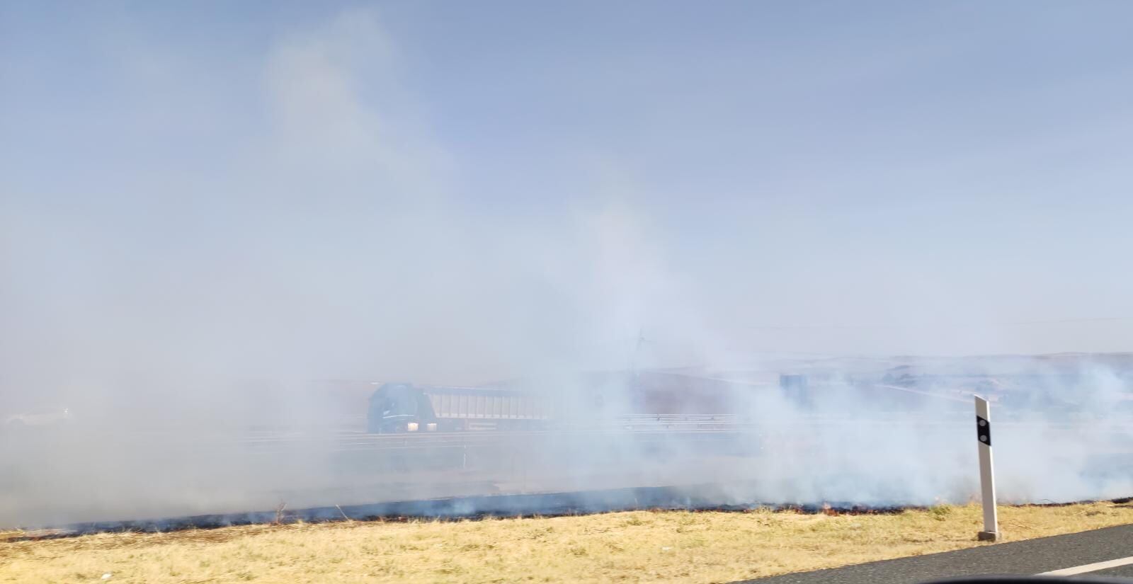 Incendio de pastos en el entorno de la Cuesta de Los Visos en Córdoba con seis focos de fuego diferentes