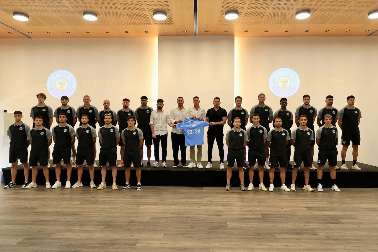 Presentación de la plantilla de la UD Ibiza