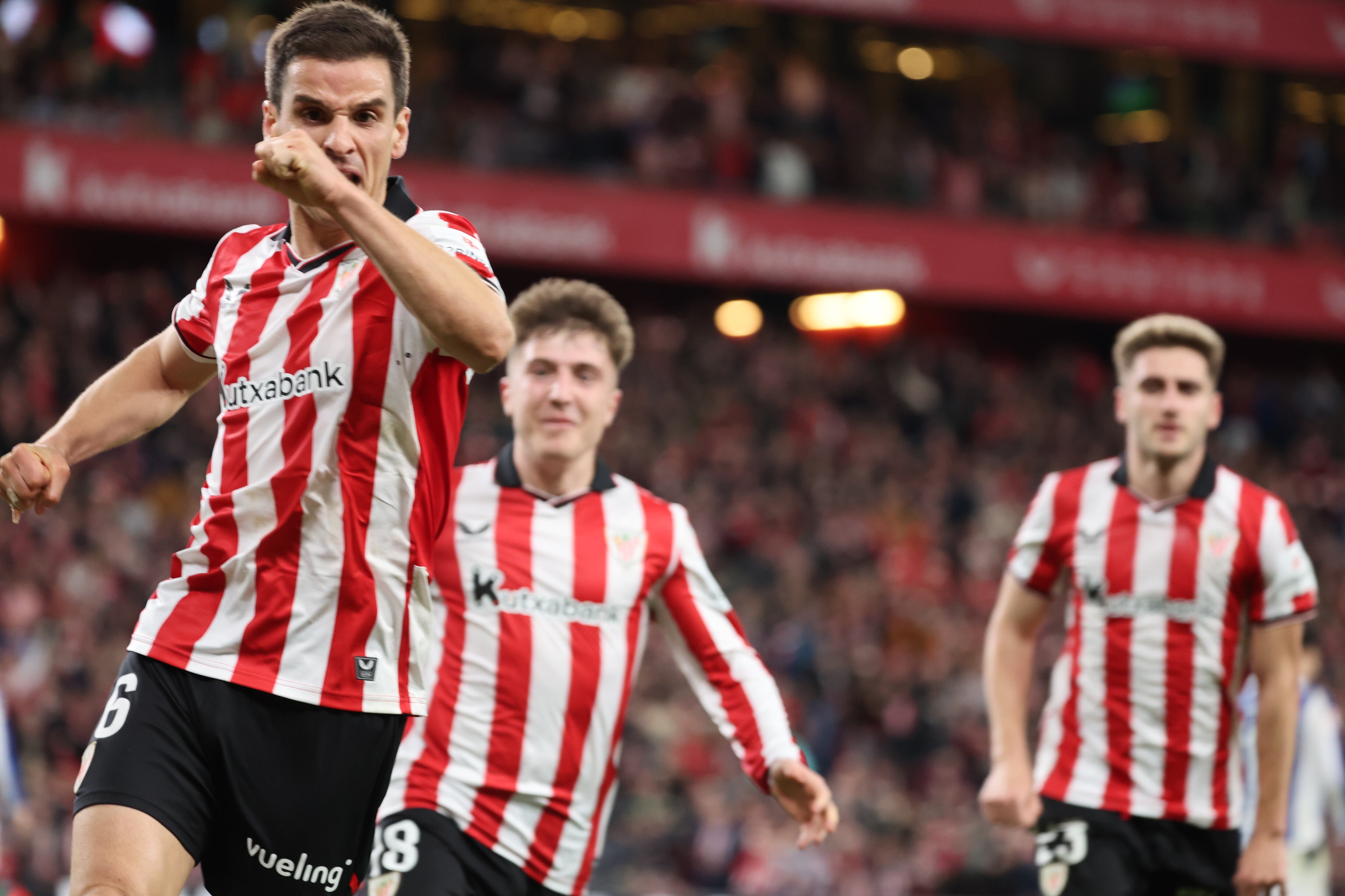 El centrocampista del Athletic Club, Iñigo Ruiz de Galarreta, celebra el primer gol del equipo bilbaíno durante el encuentro correspondiente a la jornada 22 entre Athletic Club y Real Sociedad