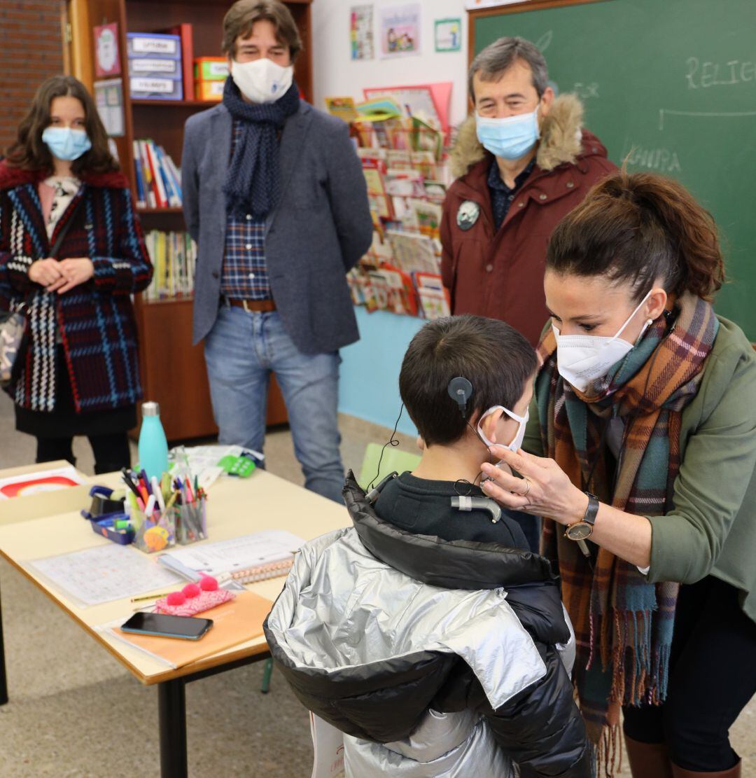 El Ayuntamiento de Fuenlabrada reparte desde esta semana un millar de mascarillas para escolares con problemas auditivos. Ha empezado por el CEIP Antonio Machado. En la imagen, junto a una profesora y un alumno, el alcalde, Javier Ayala (c) y los concejales Raquel López e Isidoro Ortega.