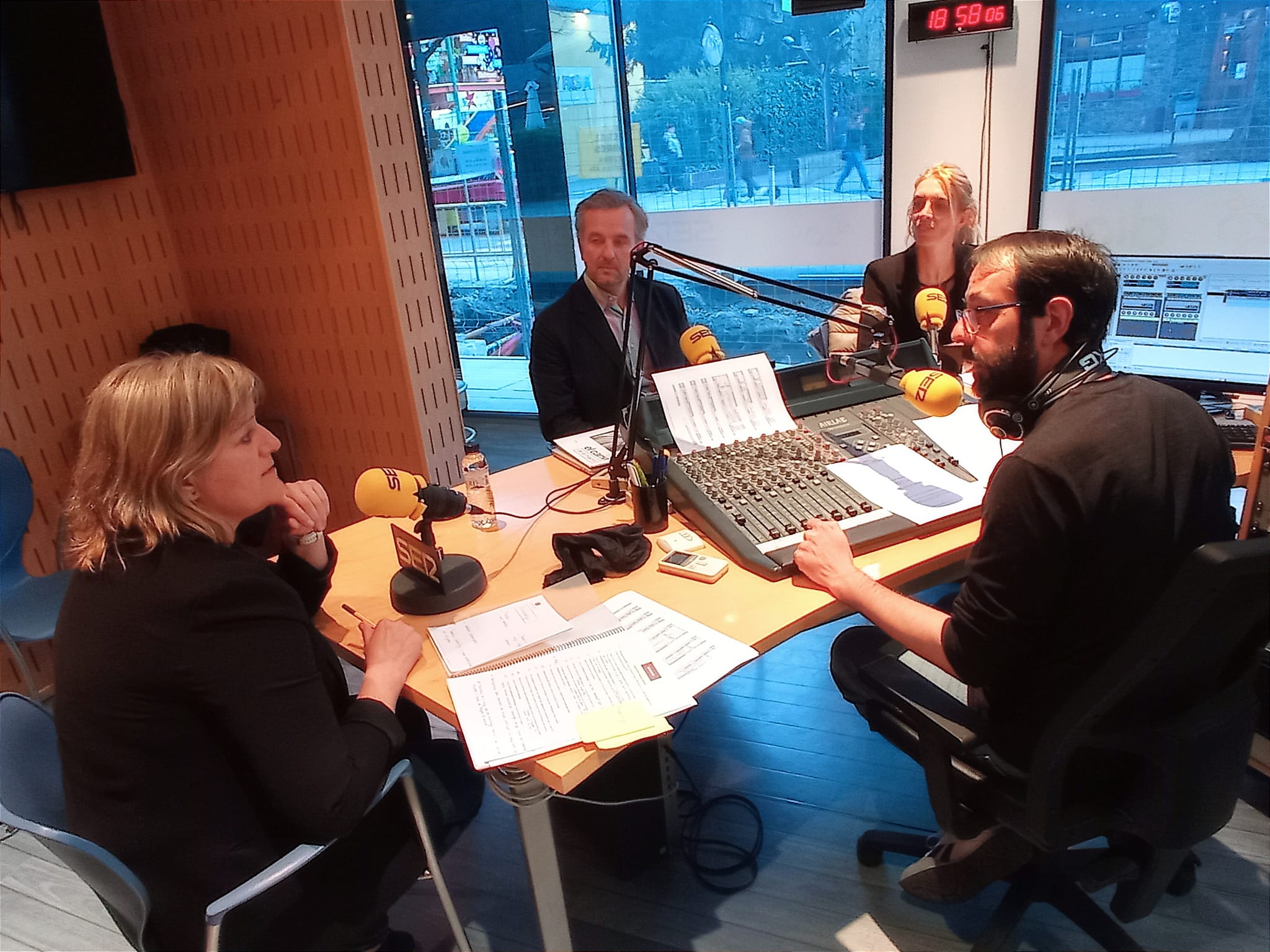 Berna Coma, Jean Michel Armengol i Jordina Bringué, amb Arnald Sanllehy, durant el programa El Balcó.