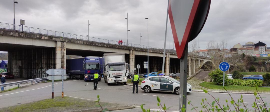 El choque bloqueó la rotonda 