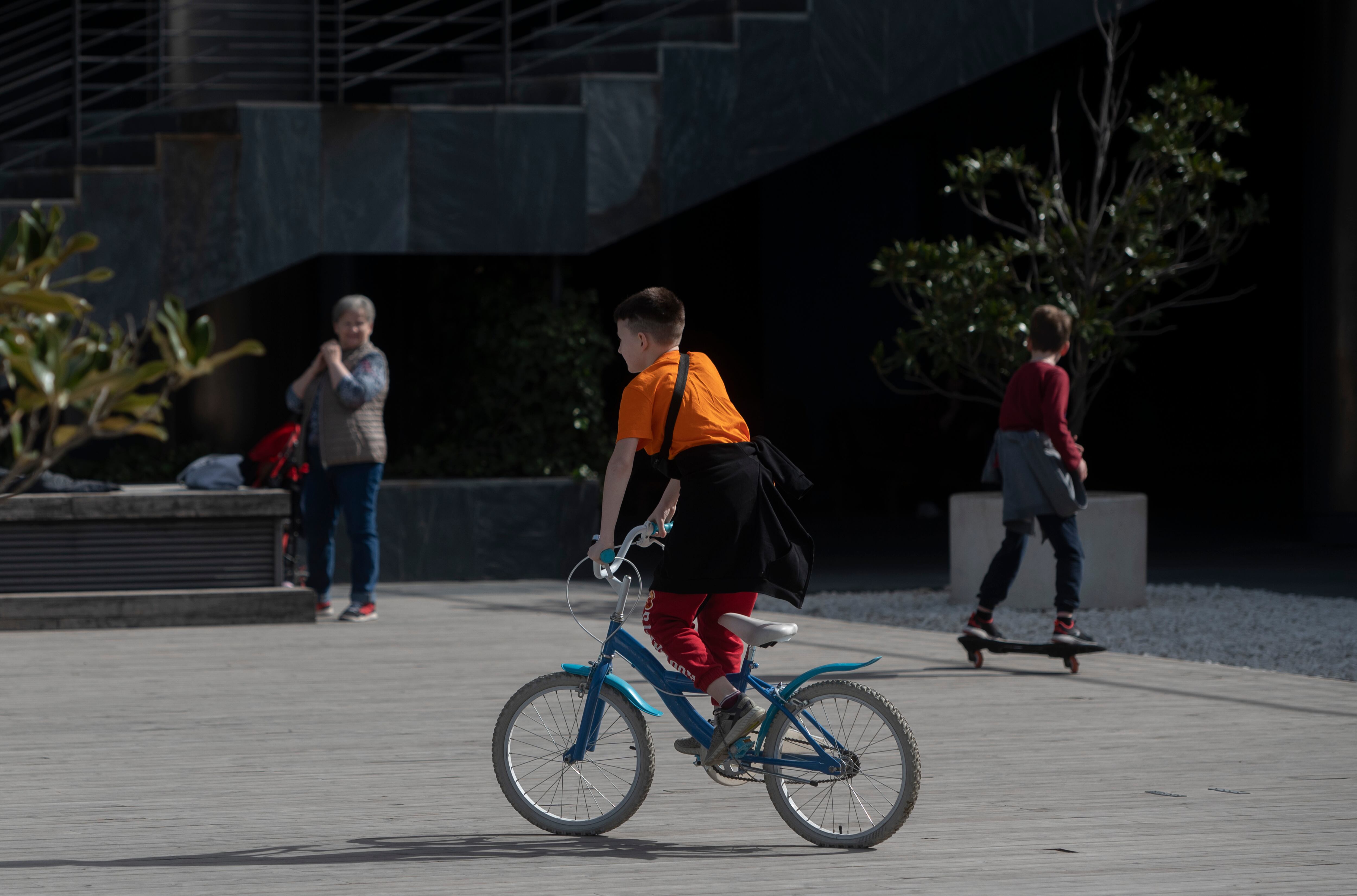 Un niño monta en bicicleta en una plaza en Pozuelo de Alarcón (Madrid).