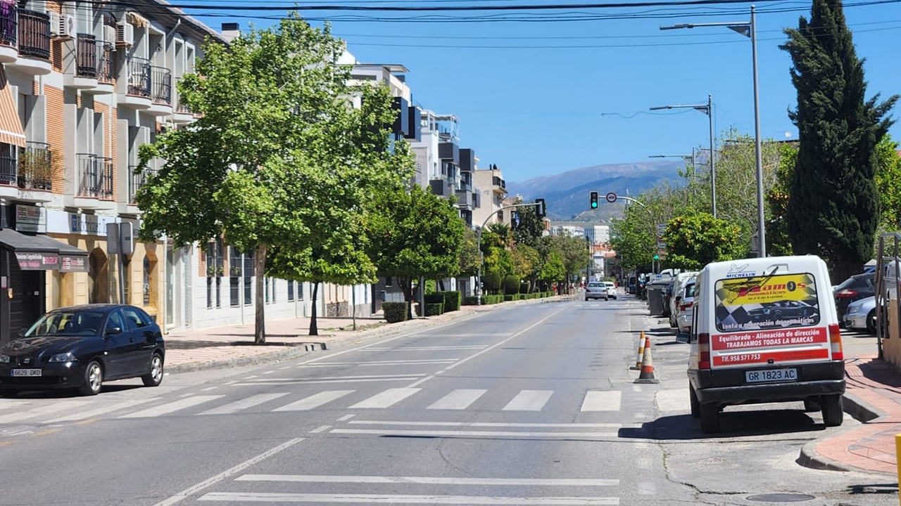 Calle de Armilla por la que se ampliará por el sur el metro de Granada