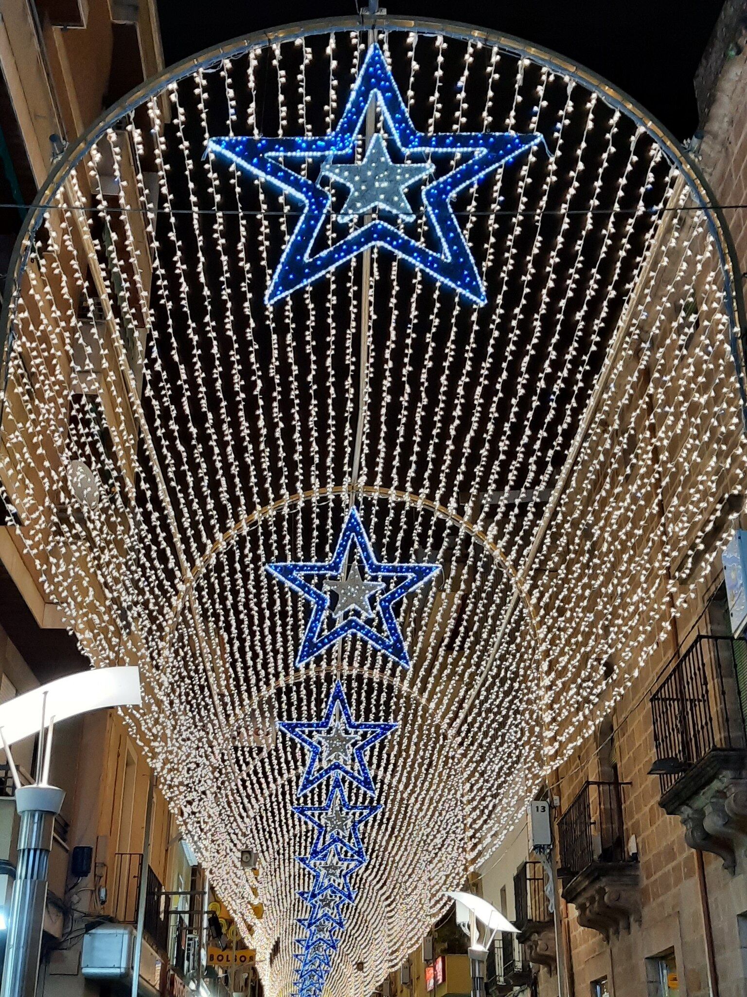 Túnel de luz en el Pasaje del comercio de Linares durante la Navidad 2021