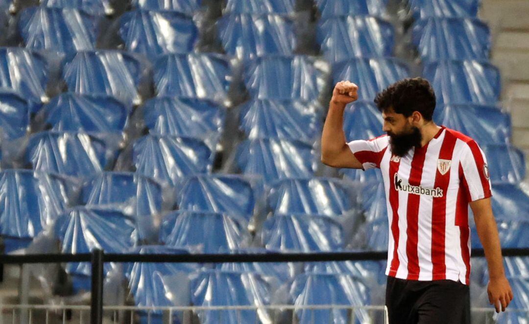 El delantero del Athletic Club Asier Villalibre celebra tras marcar ante la Real Sociedad, durante el partido de Liga en Primera División que disputan esta noche en el Reale Arena, en San Sebastián