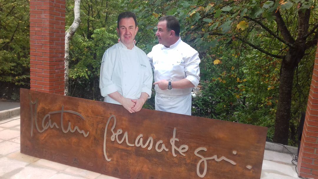 Martín Berasategui junto a la escultura que se ha inaugurado en un parque de Lasarte Oria