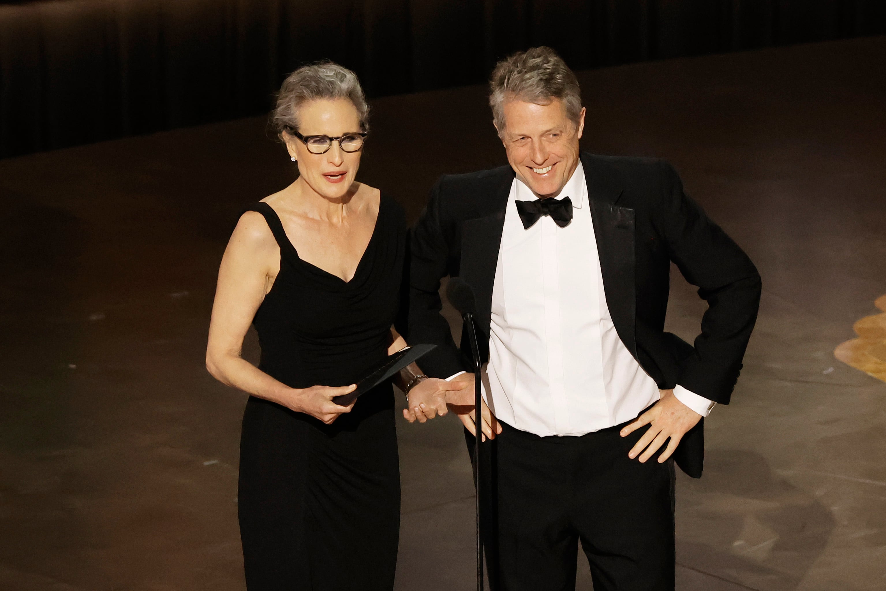 Andie MacDowell y Hugh Grant en los Premios Oscar.