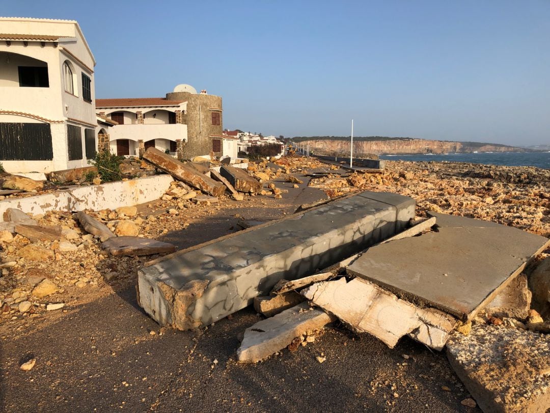 Les tempestes acostumen a malmetre les construccions i infraestructures  a primera línia de mar com és el cas de s&#039;Algar.