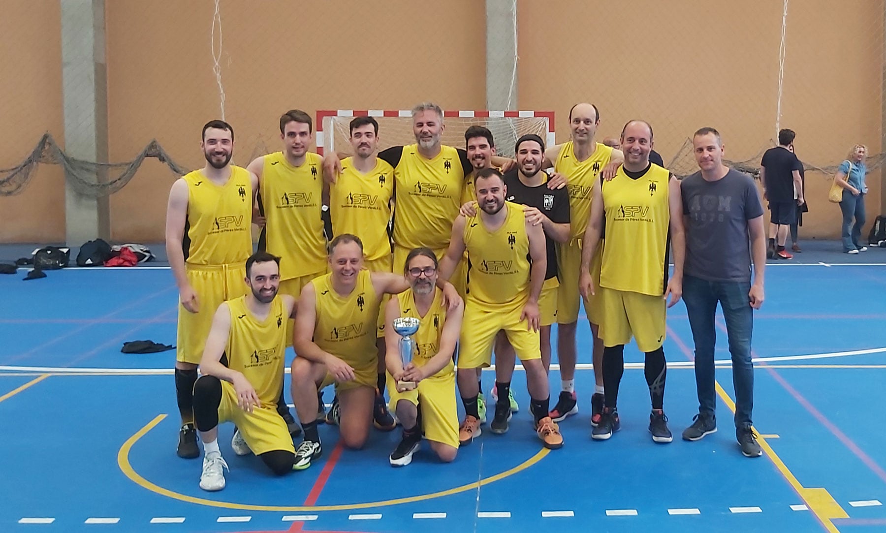 El concejal de Deportes, Alberto Belda, entregaba el trofeo al equipo ganador, el filà Cides