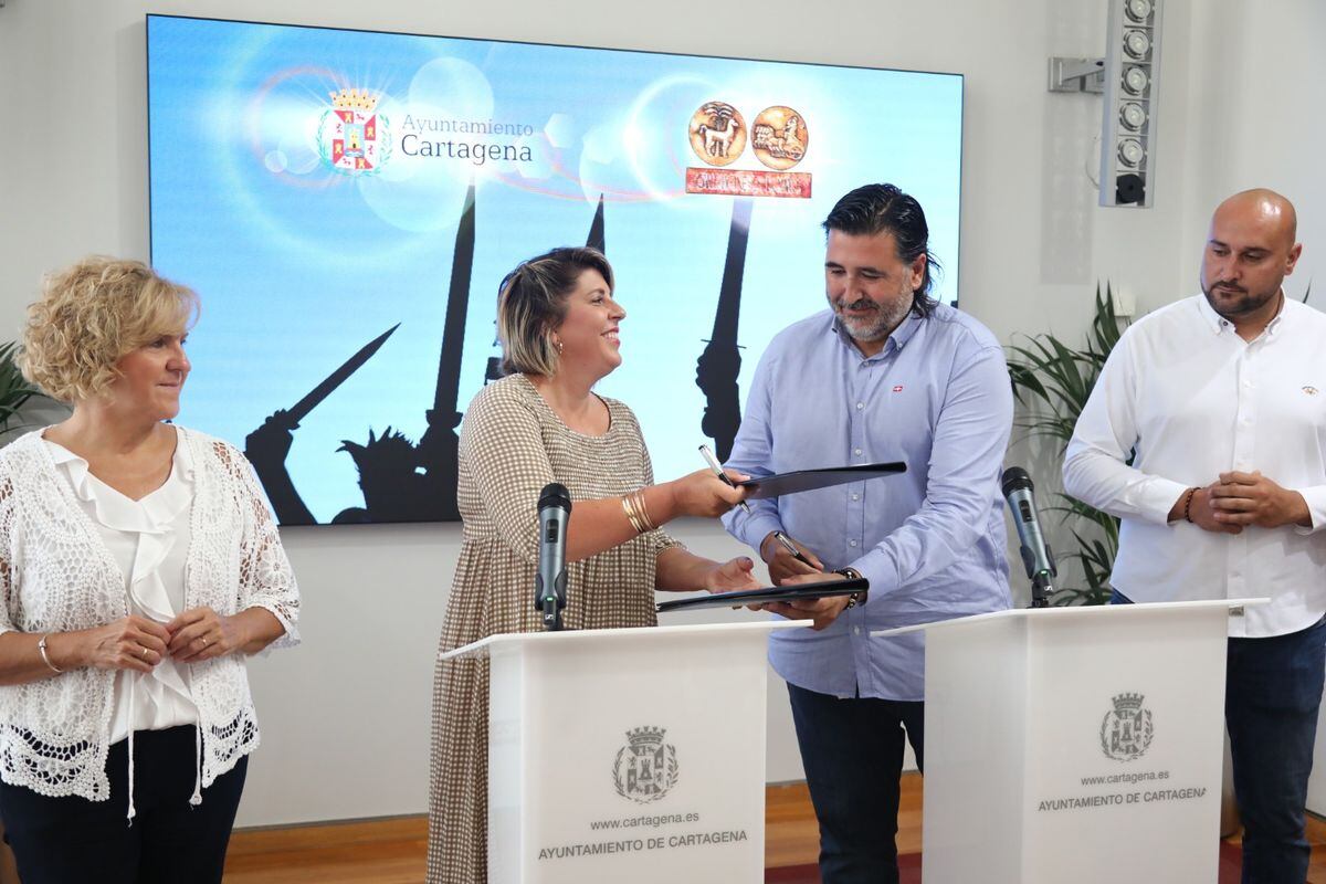 Noelia Arroyo y José Antonio Meca firman el convenio de colaboración