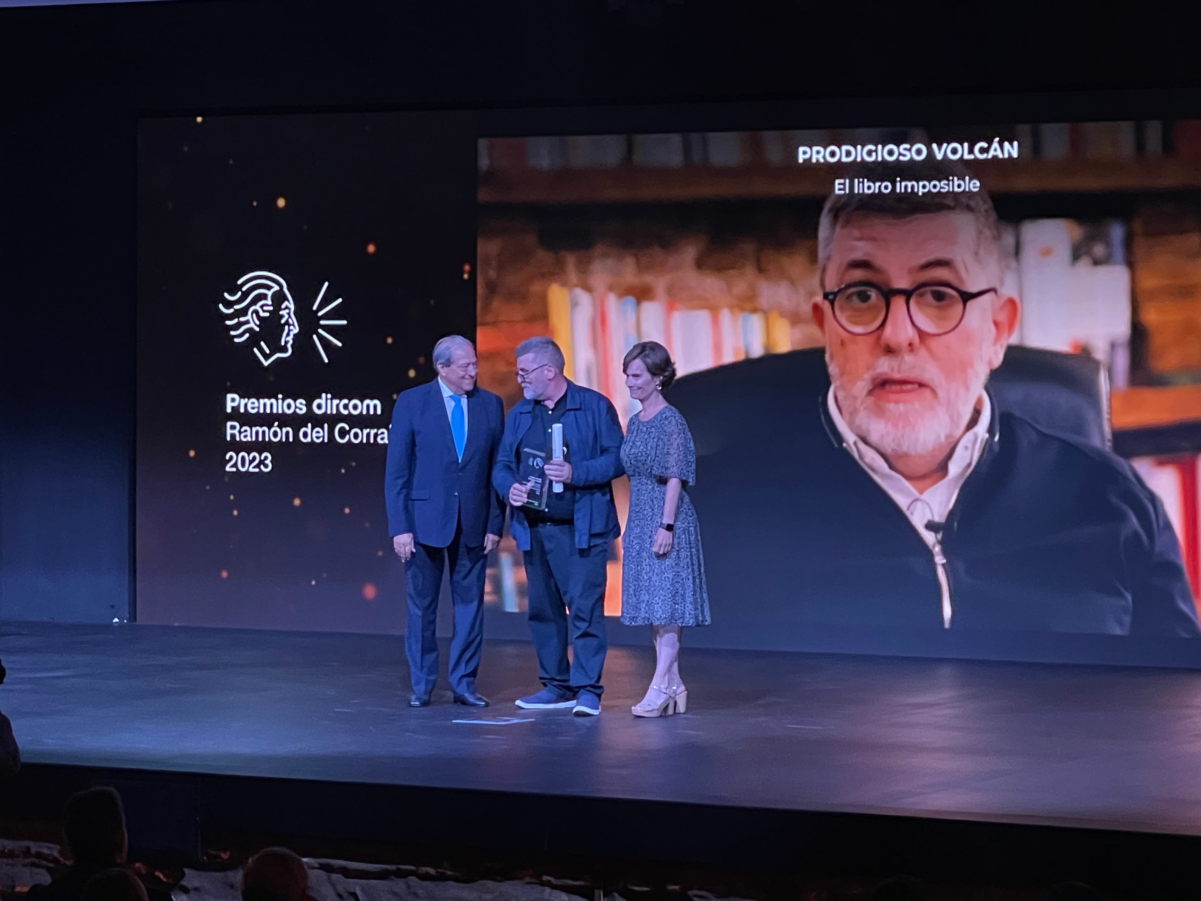 Mario Tascón tras recoger un premio por el proyecto El Libro Imposible