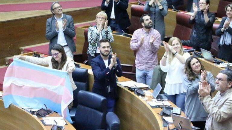 Imagen de archivo de la exvicepresidenta de la Generalitat y portavoz de Compromís, Mónica Oltra, alza en Les Corts la bandera Trans