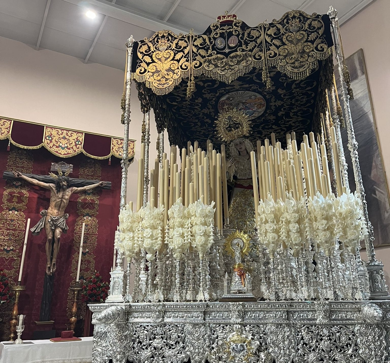 El palio de la Virgen del Amparo, de la Hermandad de la Sed, ya listo para la procesión Magna