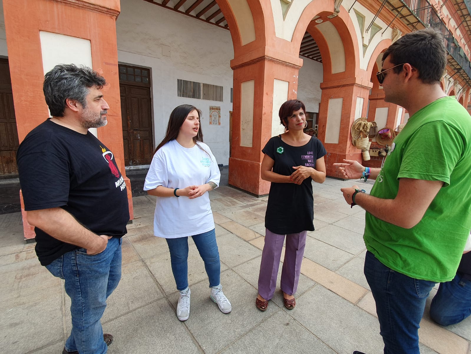 Teresa Rodríguez, junto a miembros de la candidatura cordobesa de Adelante Andalucía, en la plaza de la Corredera.