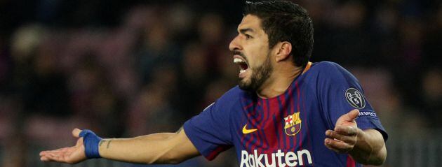 Luis Suárez se queja de una falta frente al Sporting