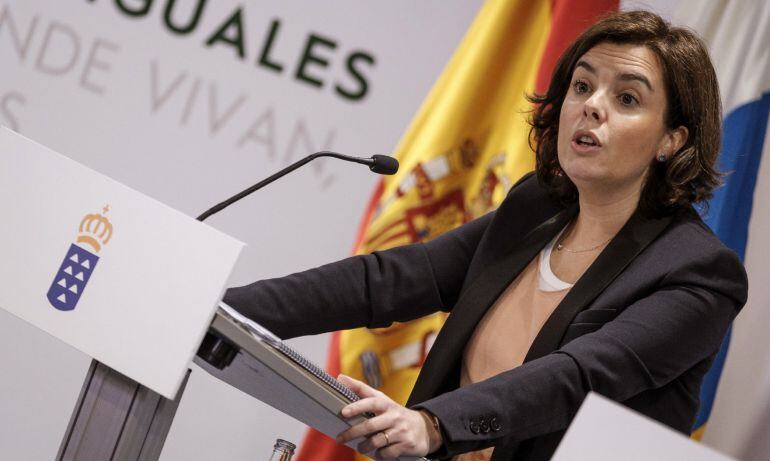 La vicepresidenta del Gobierno central, Soraya Sáenz de Santamaría, durante la rueda de prensa ofrecida junto al presidente de Canarias, Fernando Clavijo