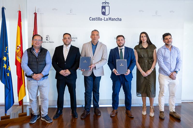 Firma del convenio con los alcalde de Pozo de Guadalajara, Pioz y el consejero de Fomento