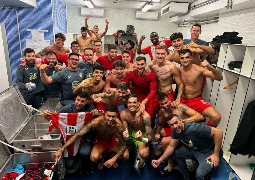 El vestuario del Almería al final del partido en La Romareda tras vencer al Real Zaragoza de Víctor Fernández.