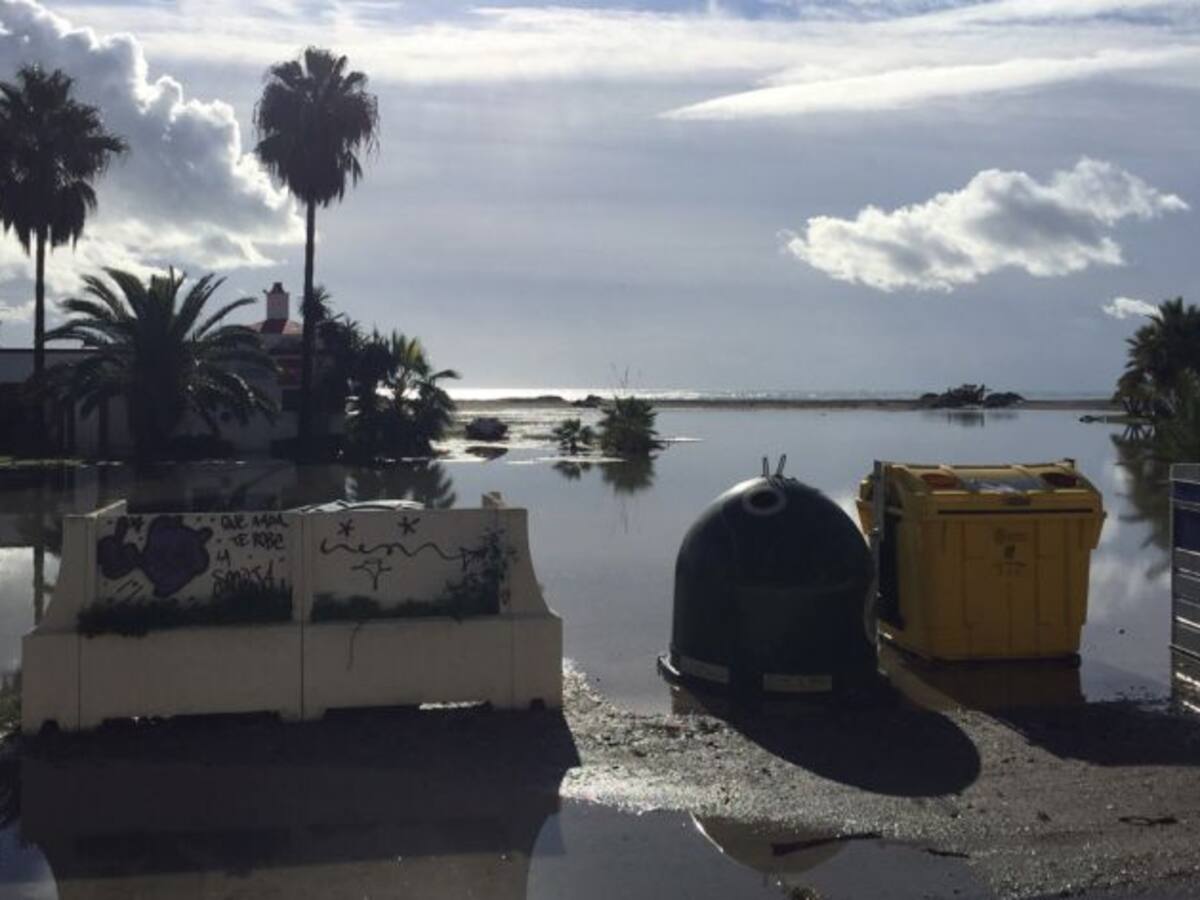 El levante destroza las playas de Granada