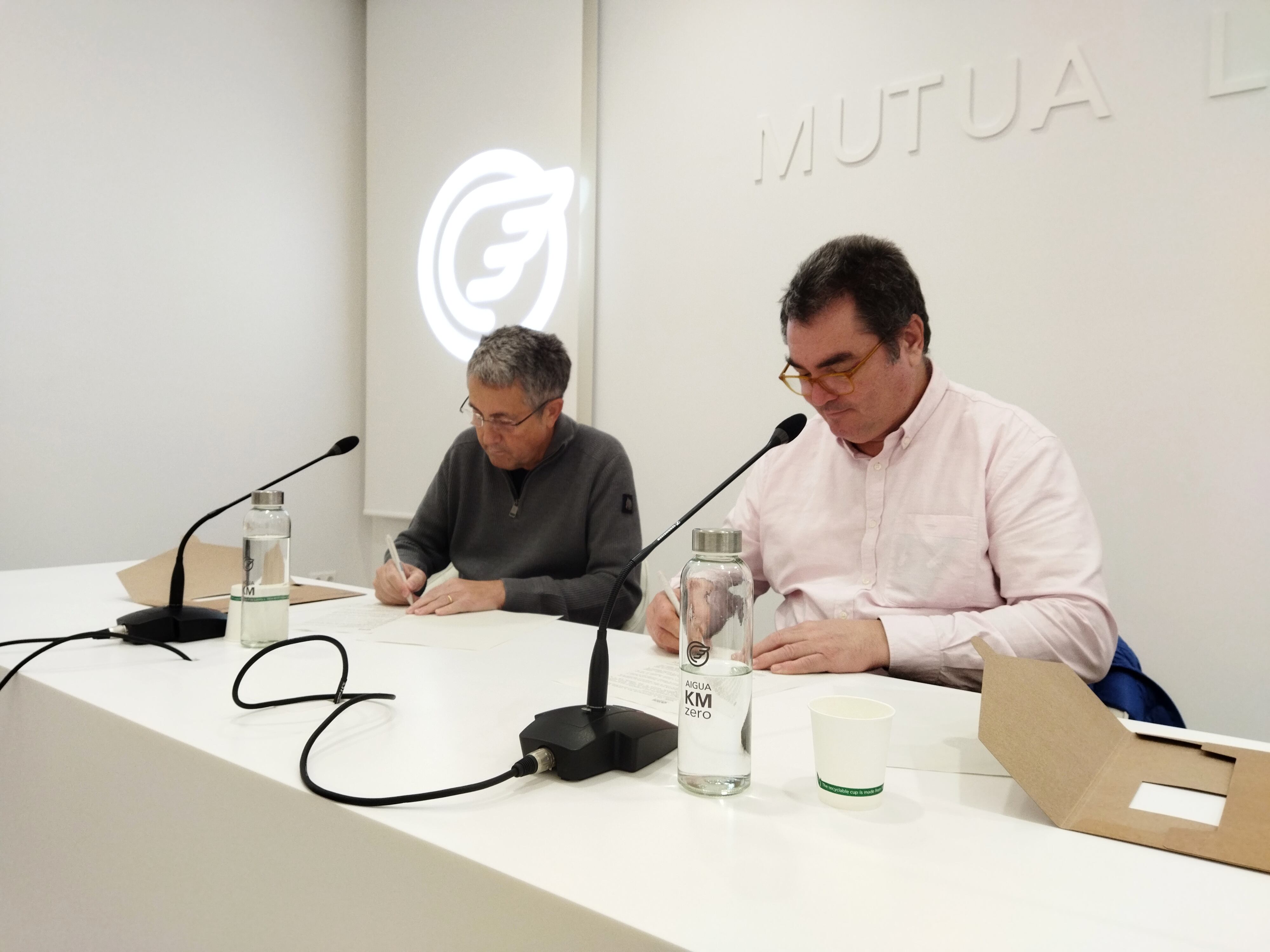 Pep Jordá, secretario patrono de Fundación Mutua Levante, y Jesús Martínez, director del IES Andreu Sempere, firmando el convenio de renovación por 'Banda a l'escola'.