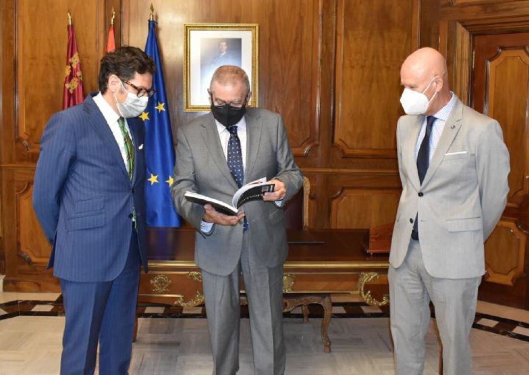 El presidente de la Asamblea Regional, Alberto Castillo, repasa la Memoria del Tribunal Superior de Justicia, junto a Miguel Pasqual del Riquelme y Javier Luis Parra