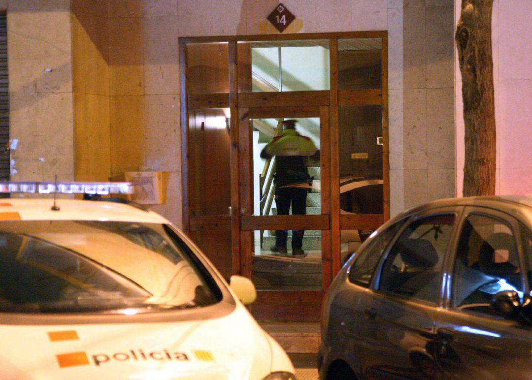 Un mosso entra a l'edifici delñ carrer Argentera de Reus, on s'ha produït la tragèdia