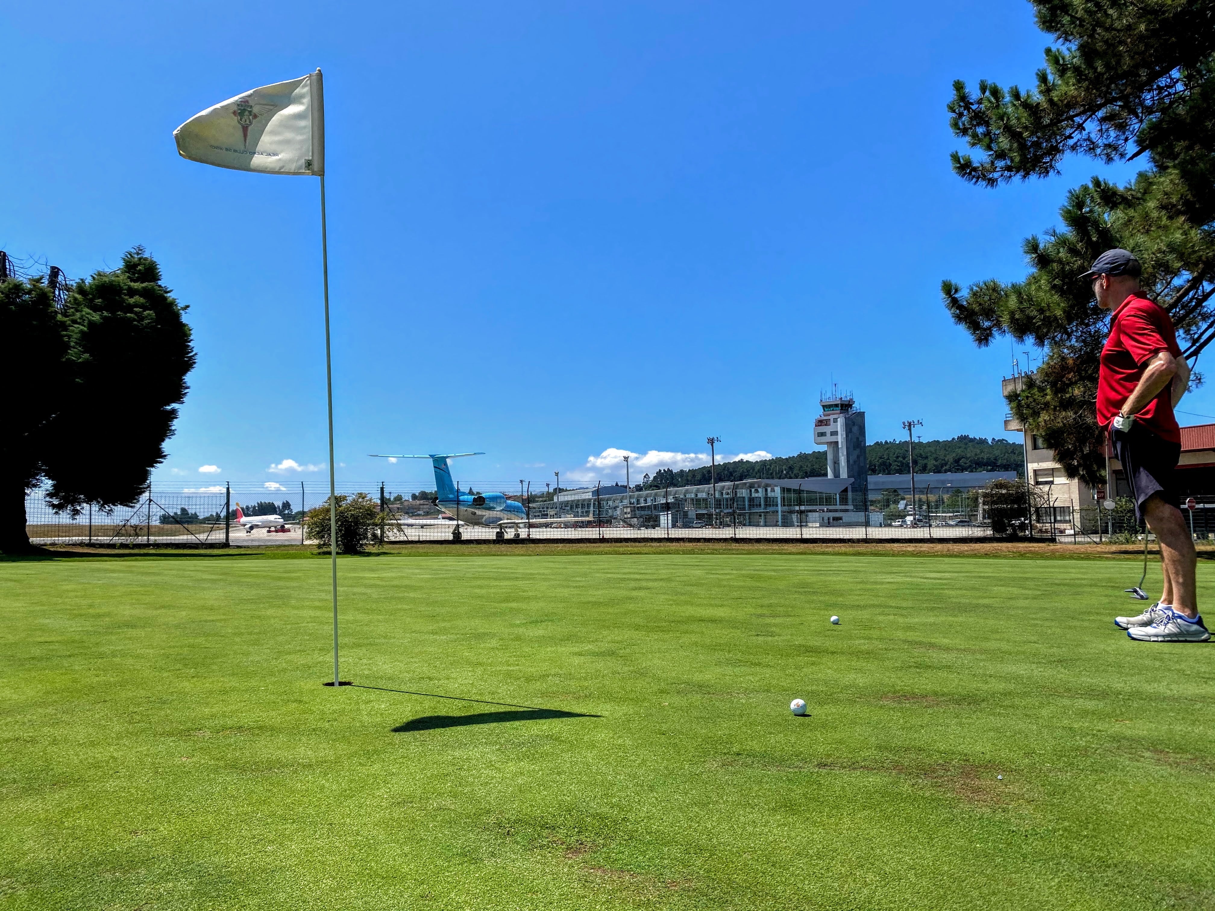 Campo de Golf del Real Aeroclub de Vigo con el Aeropuerto de Peinador al fondo.