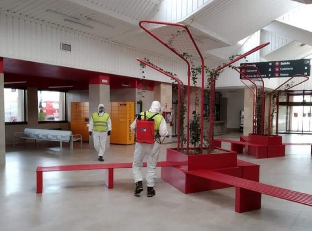 Los profesionales limpian las instalaciones de la Estación de Autobuses