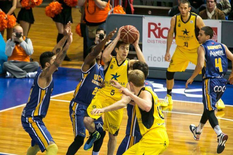 Jugada del encuentro de ida en el Santiago Martín