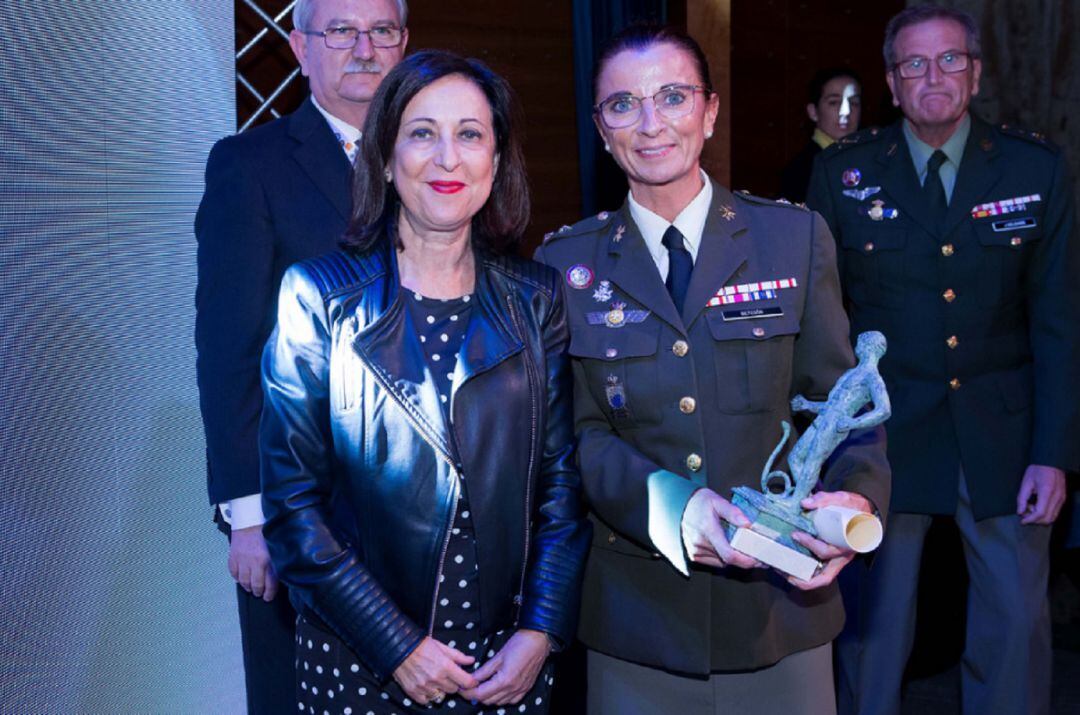 La ministra de Defensa, Margarita Robles, con la coronel Ana Betegón Sanz. Foto correspondiente a la entrega de Premios a la Trayectoria Profesional, que conceden la Organización Médica Colegial (OMC) y el Consejo General de Colegios Médicos, el pasado mes de noviembre de 2018 cuando Betegón era teniente coronel 