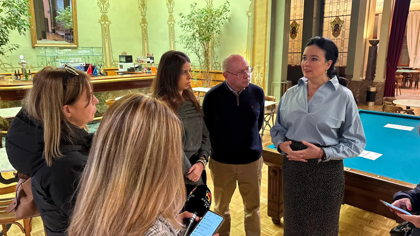 Leopoldo Carranza, Lorena Orduna y Belén Almudévar, en el Casino oscense, este sábado