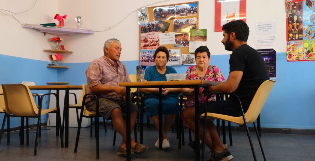 Denis Escudero (dch.) en su encuentro con los vecinos de Portalrubio de Guadamejuz (Cuenca).