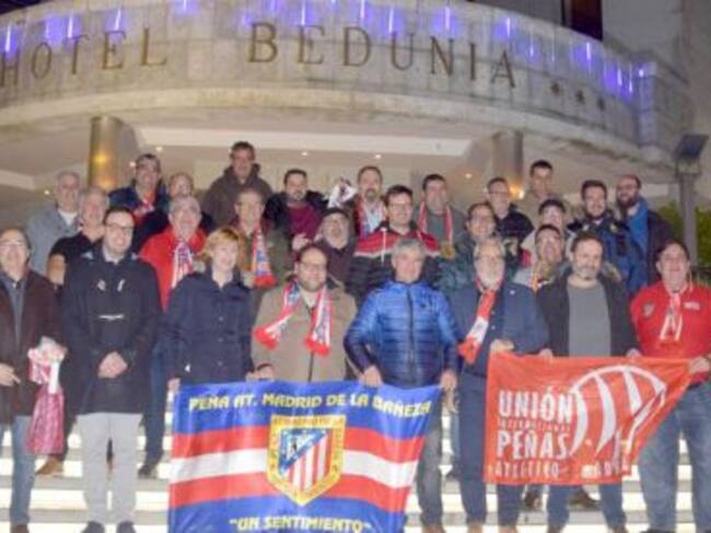 Una representación de peñistas atléticos se reunieron el fin de semana en La Bañeza