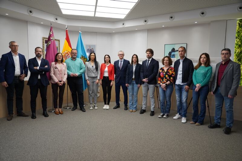 El consejero de Salud, Juan José Pedreño, junto a la alcaldesa de Alhama, María Cánovas, presenta el anteproyecto de ampliación del centro de salud de Alhama.