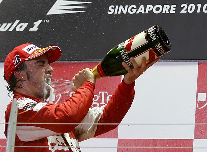 Fernando Alonso celebra el triunfo en Singapur